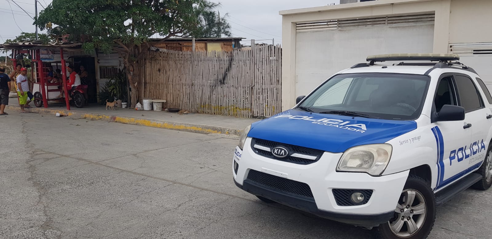 En un intento por salvar su vida, un hombre se lanzó por un barranco luego que sicarios le dispararon tres veces.