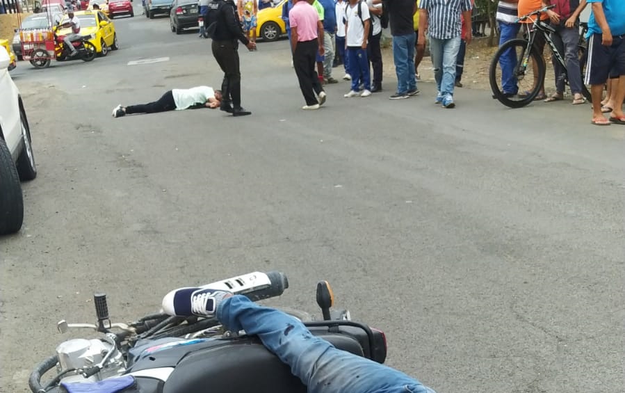 Dos hombres son asesinados cuando iban en una moto, en el barrio Jocay