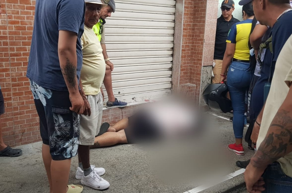 El sonar de las balas causó alarma  en los comerciantes y usuarios del sector de La Bahía, de Manta, en Manabí.