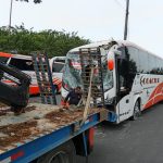Un bus de la cooperativa Coactur que cubría la ruta Quito-Manta sufrió un accidente la tarde de este jueves 19 de octubre de 2023.