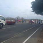 Debido a la falta de agua potable, en el barrio Santa Cecilia, varios moradores cerraron un tramo de la vía Manta-Jaramijó.