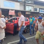 Hombre es baleado cuando esperaba que su hijo saliera de la escuela