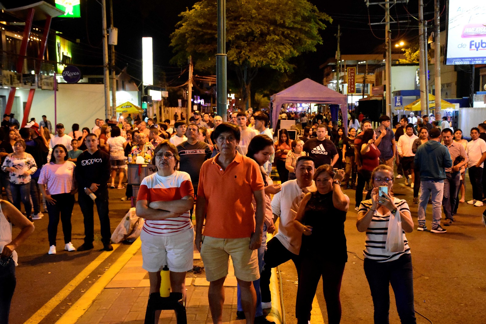 Miles de manabitas se congregan en diferentes tramos de la avenida Manabí de Portoviejo, capital de los manabitas.