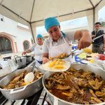 Alrededor de 30 emprendedores gastronómicos participan en el sexto festival del sabroso seco de gallina criolla.