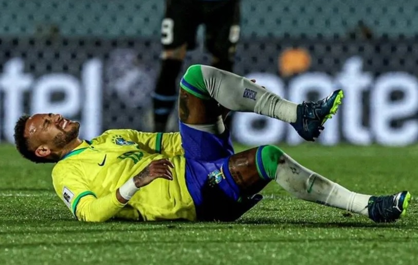 Brasil no solo perdió el partido ante Uruguay sino que también perdió a Neymar, una de sus estrellas para los próximos seis meses.