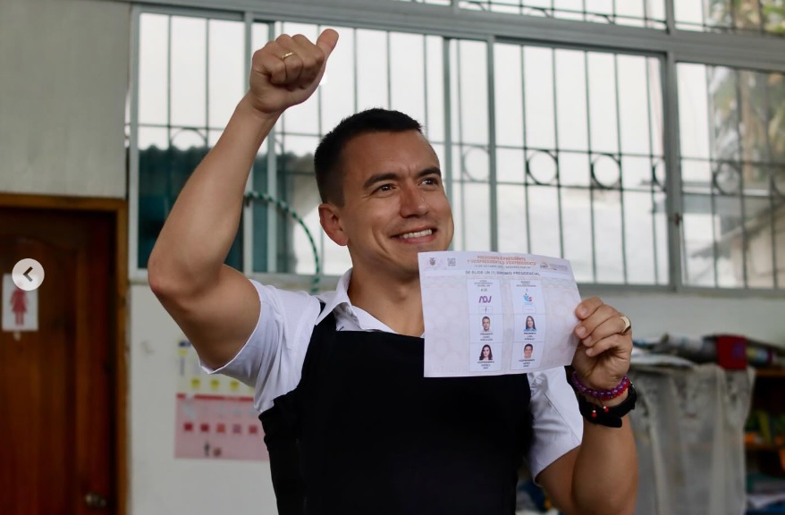 En la comuna Olón, en la provincia de Santa Elena, el candidato presidencial Daniel Noboa ejerció su derecho al voto.