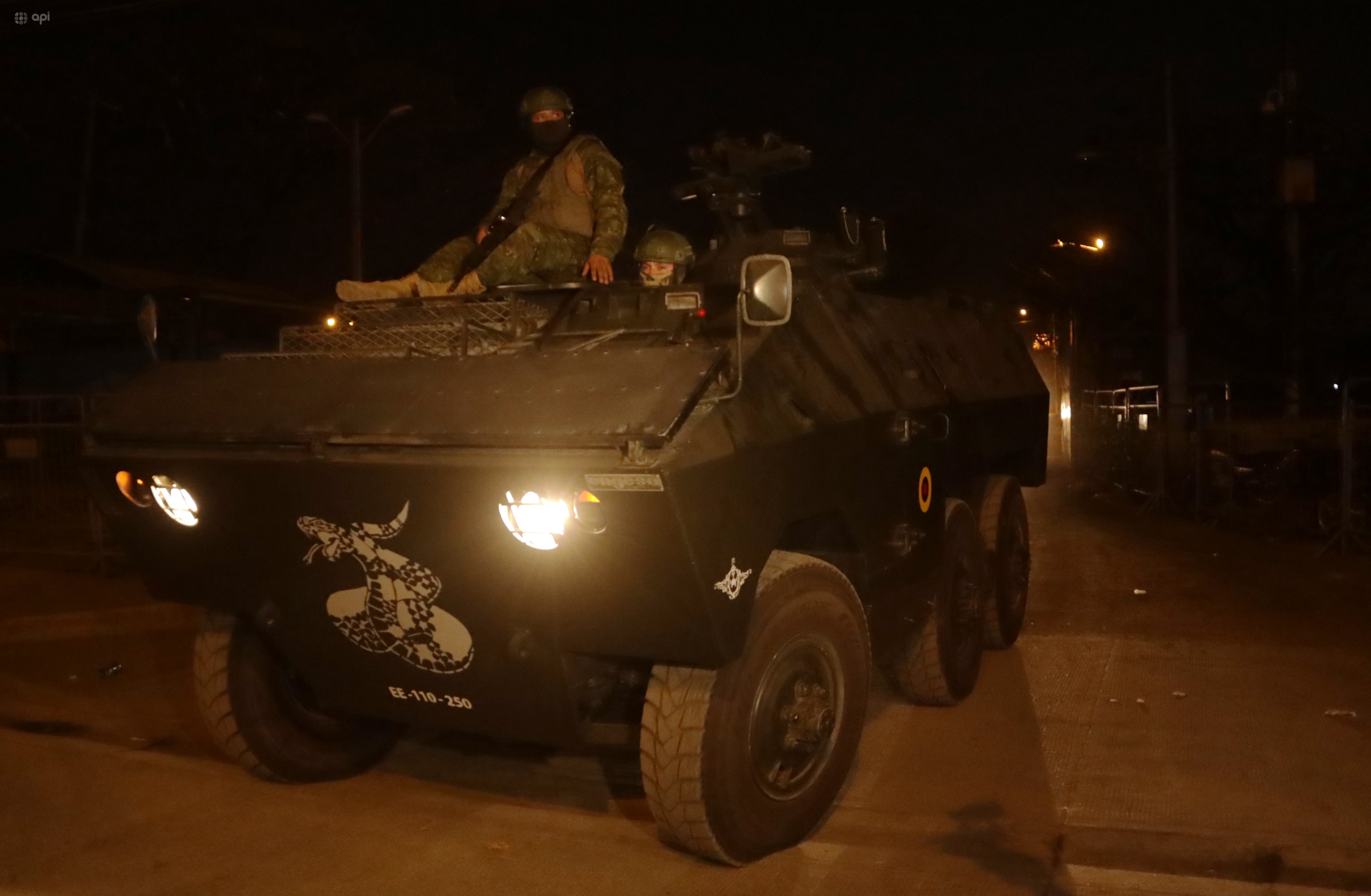 Tanques militares y miembros de las Fuerzas Armadas se concentran en los exteriores de la Penitenciaría del Litoral, en Guayaquil.