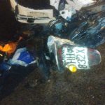 Motociclista muere al impactarse con el carro de un policía