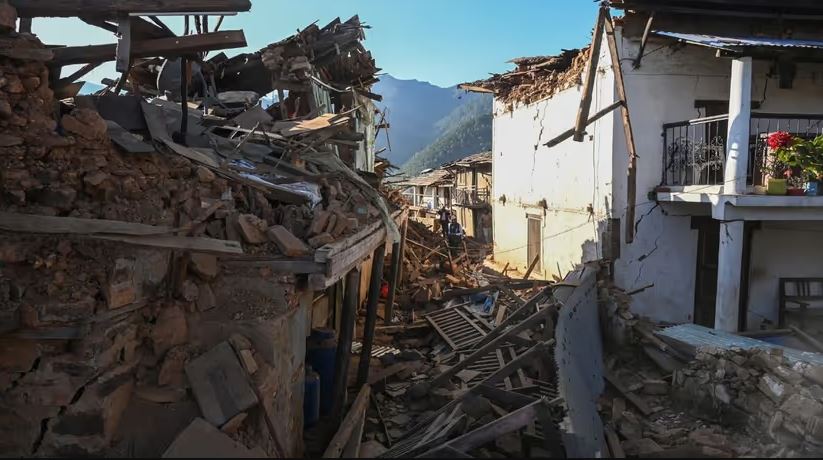 Aumentan a 143 los muertos por un terremoto de magnitud 6,4 en Nepal