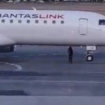 Una mujer persiguió un avión en medio de la pista para poder abordarlo y continuar con un viaje, en Australia.