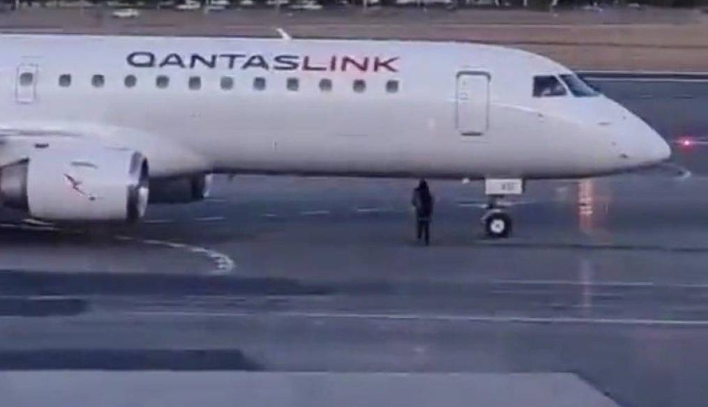 Una mujer persiguió un avión en medio de la pista para poder abordarlo y continuar con un viaje, en Australia.
