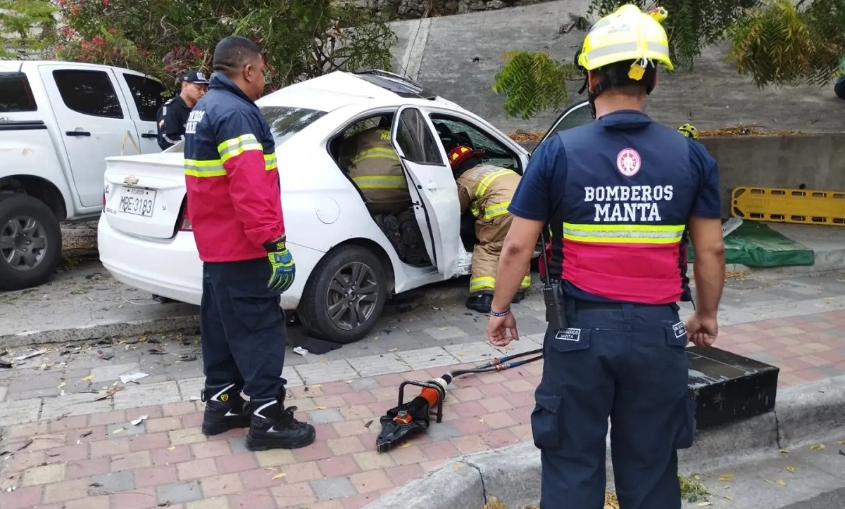 Frente a las  instalaciones de la Fiscalía de Manta se registró un accidente de tránsito cuando apenas amanecía.