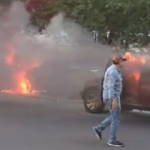 Se incendian dos vehículos estacionados en los bajos del edificio de la CNEL, en Manta