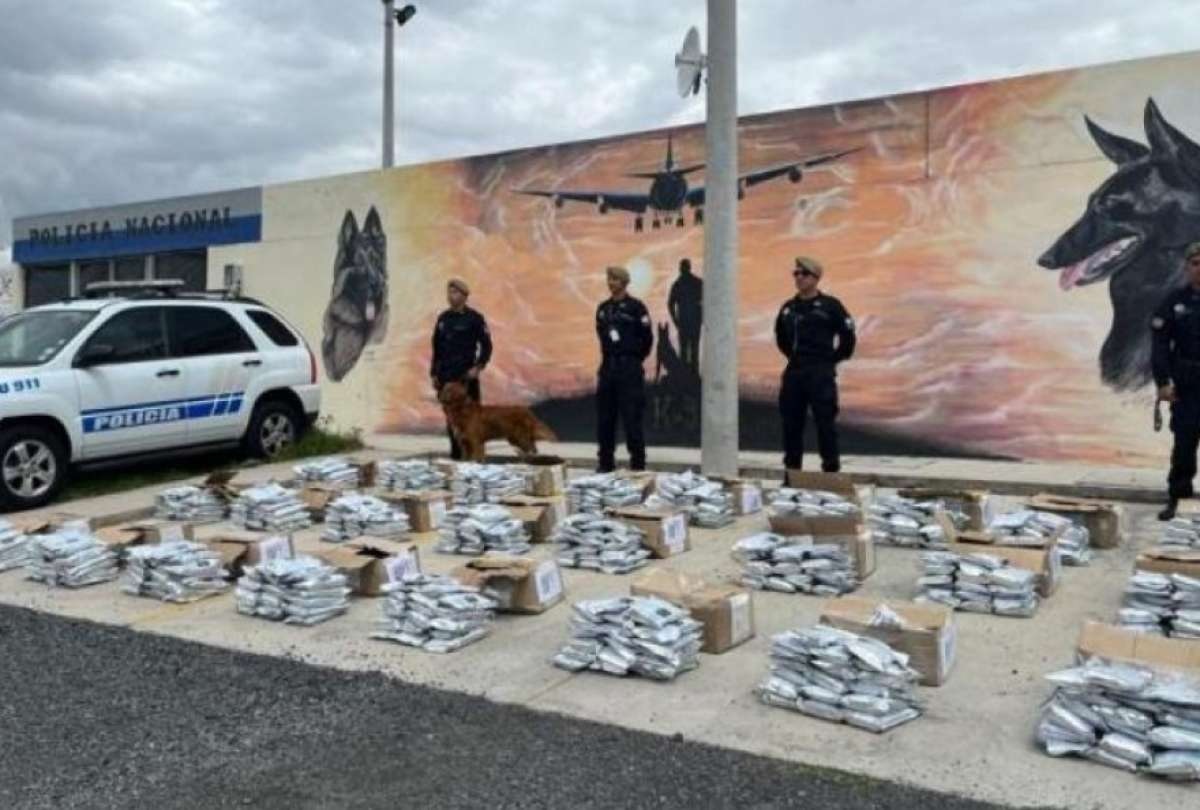 La Policía Nacional decomisó algo más de media tonelada de droga en el interior del aeropuerto Mariscal Sucre de Quito.