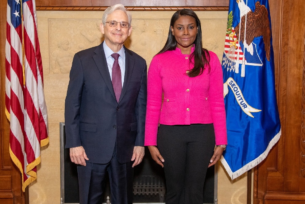 Diana Salazar, fiscal general de la nación con su similar de Estados Unidos, Merrick Garland, en Washington D.C.