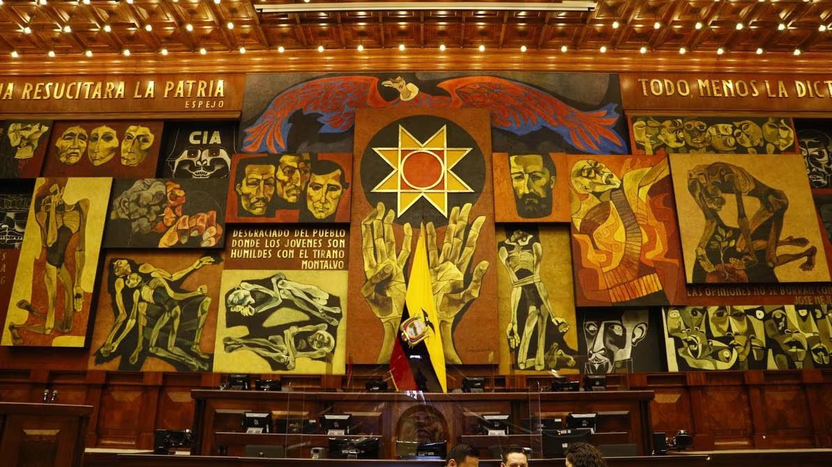 El mural del salón plenario de la Asamblea Nacional, en la ciudad de Quito, debe ser reemplazado o reubicado.