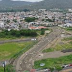 La ejecución del contrato de la Vía Transversal 1 (VT1), que atraviesa la pista del exaeropuerto Reales Tamarindos se le está yendo de las manos al Municipio de Portoviejo.