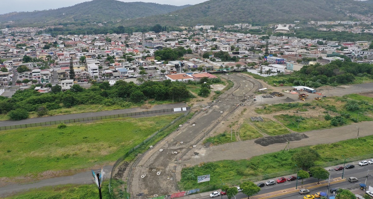 La ejecución del contrato de la Vía Transversal 1 (VT1), que atraviesa la pista del exaeropuerto Reales Tamarindos se le está yendo de las manos al Municipio de Portoviejo.