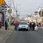 Luego de dejar a un menor de edad en una escuela, sicarios asesinaron a un hombre dentro de un vehículo.