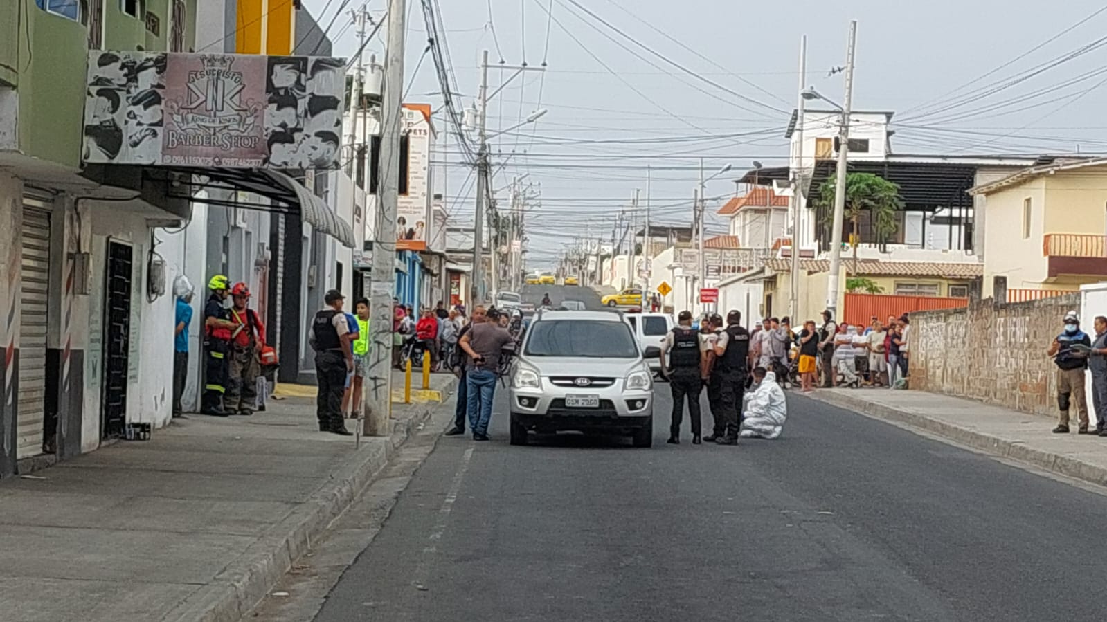 Luego de dejar a un menor de edad en una escuela, sicarios asesinaron a un hombre dentro de un vehículo.