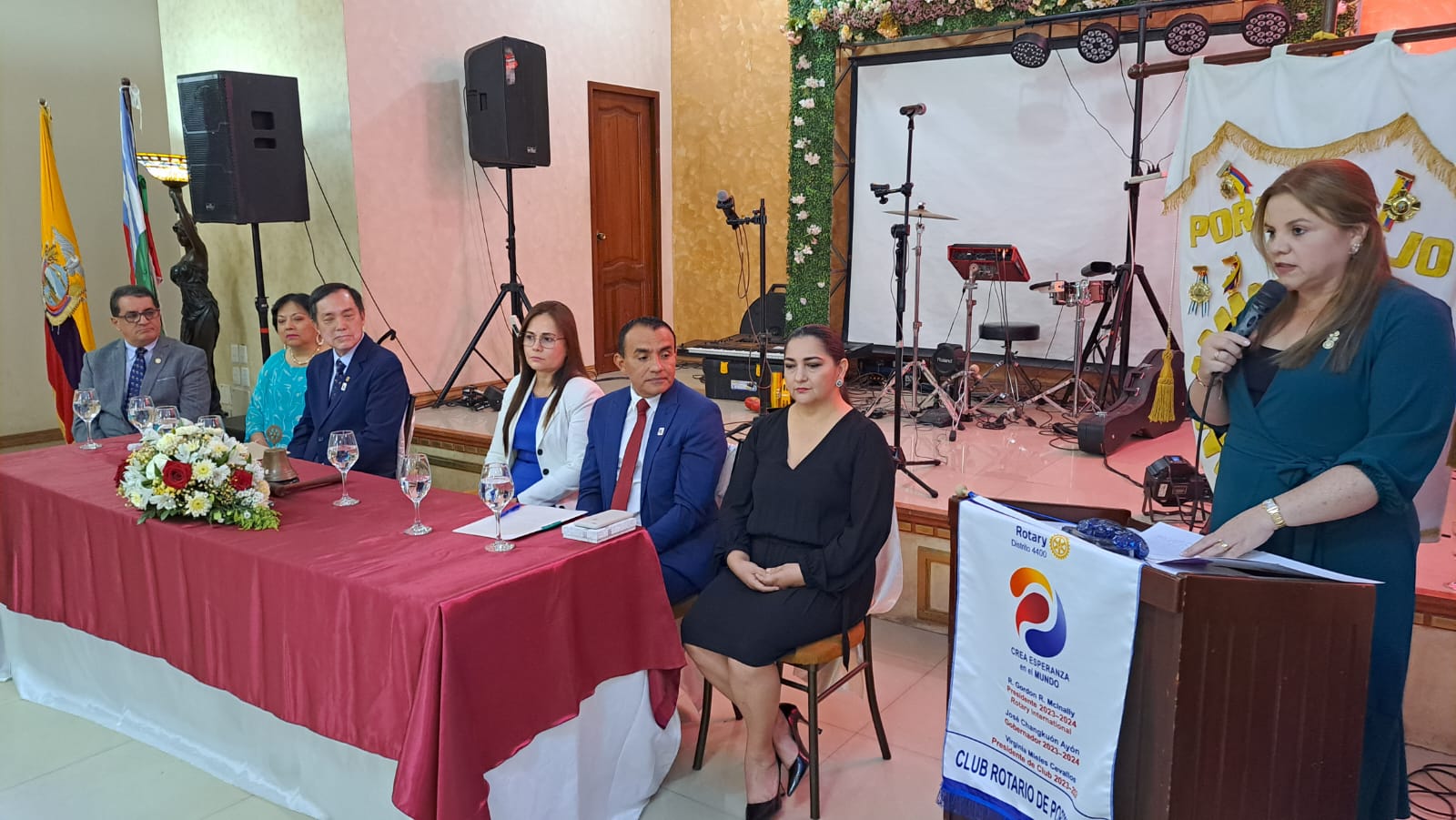 Con la entonada del himno nacional inició a la sesión solemne por los 86 años de vida institucional del club Rotario de Portoviejo.