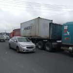 Grupos de transportistas pesados cerraron vías estatales en dos provincias del país exigiendo mayor seguridad.