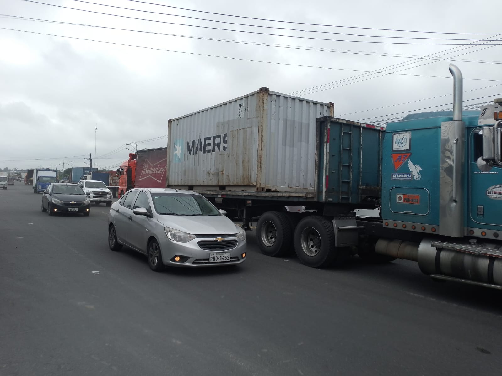 Grupos de transportistas pesados cerraron vías estatales en dos provincias del país exigiendo mayor seguridad.