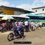 Un bus de servicio interprovincial chocó contra un local comercial de la Bahía Popular en el cantón Jipijapa.