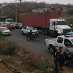 El tránsito vehicular en la vía Jipijapa-Guayaquil está cerrado y recién en la tarde se sabrá si se abre el paso o no.