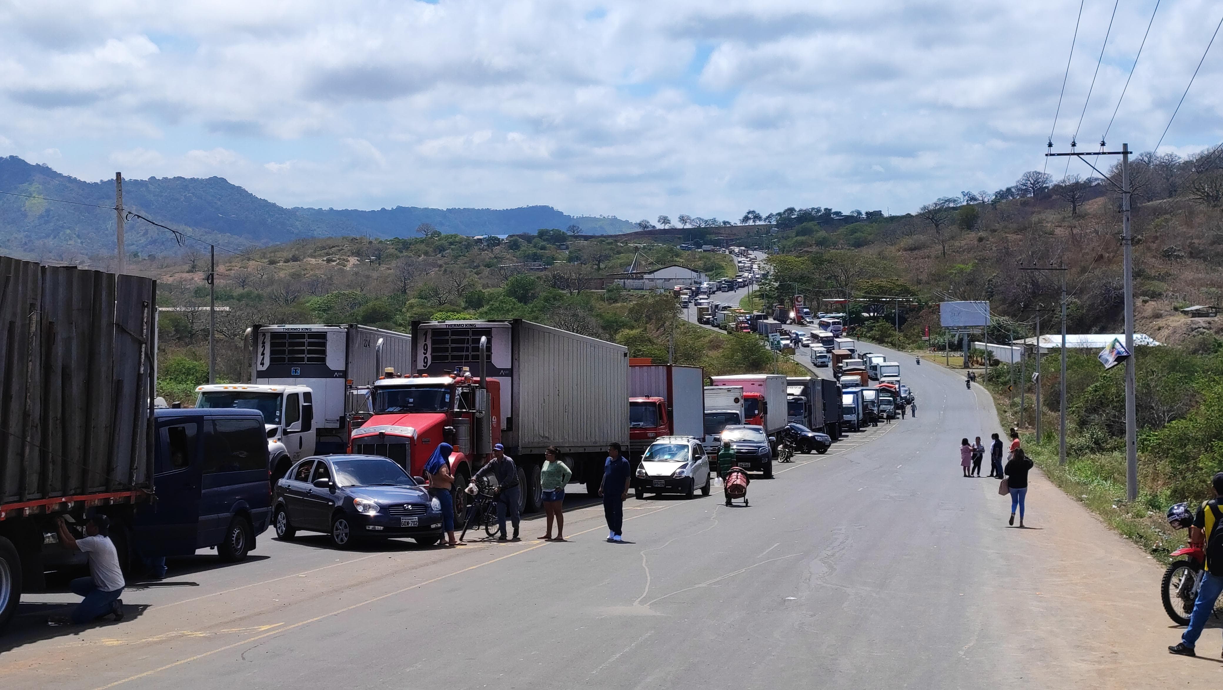 Una funcionaria del Municipio de Montecristi fue detenida la mañana de este viernes 17 de noviembre del 2023 durante una protesta.