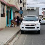 A plena luz del día y a dos cuadras de una unidad educativa asesinaron al propietario de una tapicería, en Manta.