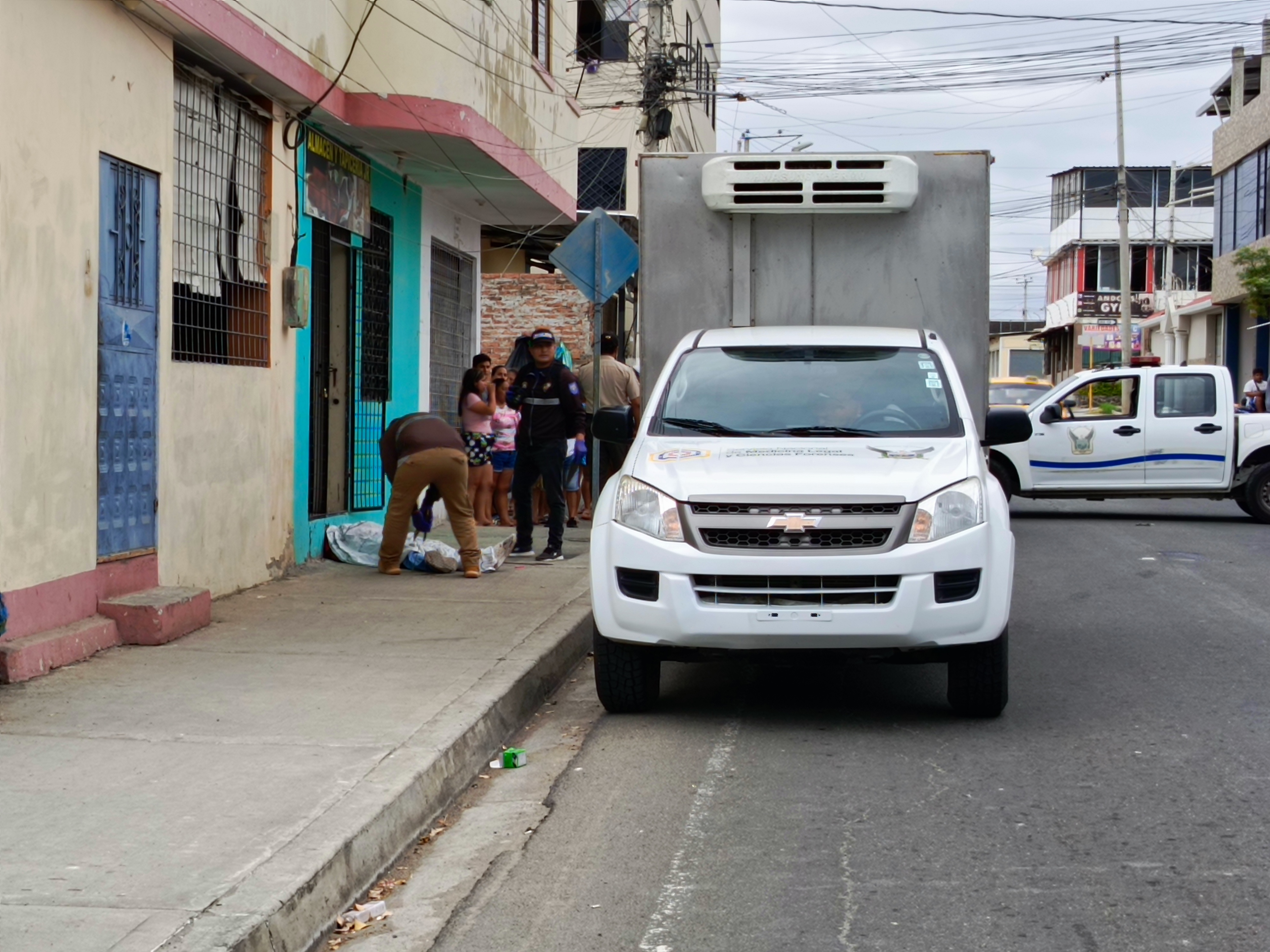 A plena luz del día y a dos cuadras de una unidad educativa asesinaron al propietario de una tapicería, en Manta.