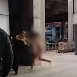 Varios pasajeros del Aeropuerto de Santiago de Chile vivieron momentos de angustia con una mujer que apareció desnuda.