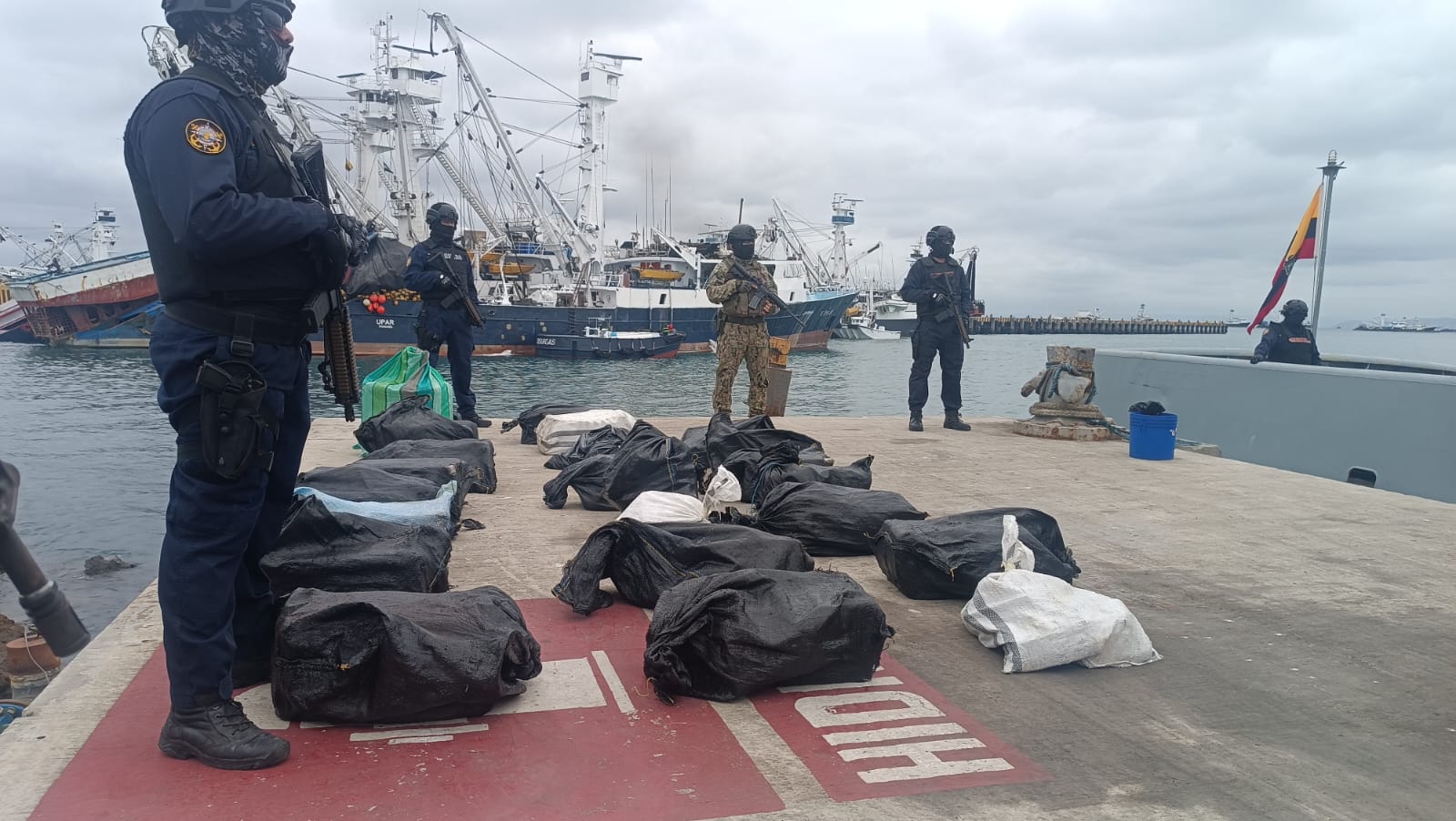 Alrededor de dos toneladas de droga incautó personal de la Armada del Ecuador durante un operativo en altamar.