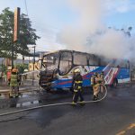 Un bus que iba con pasajeros se incendió en Portoviejo