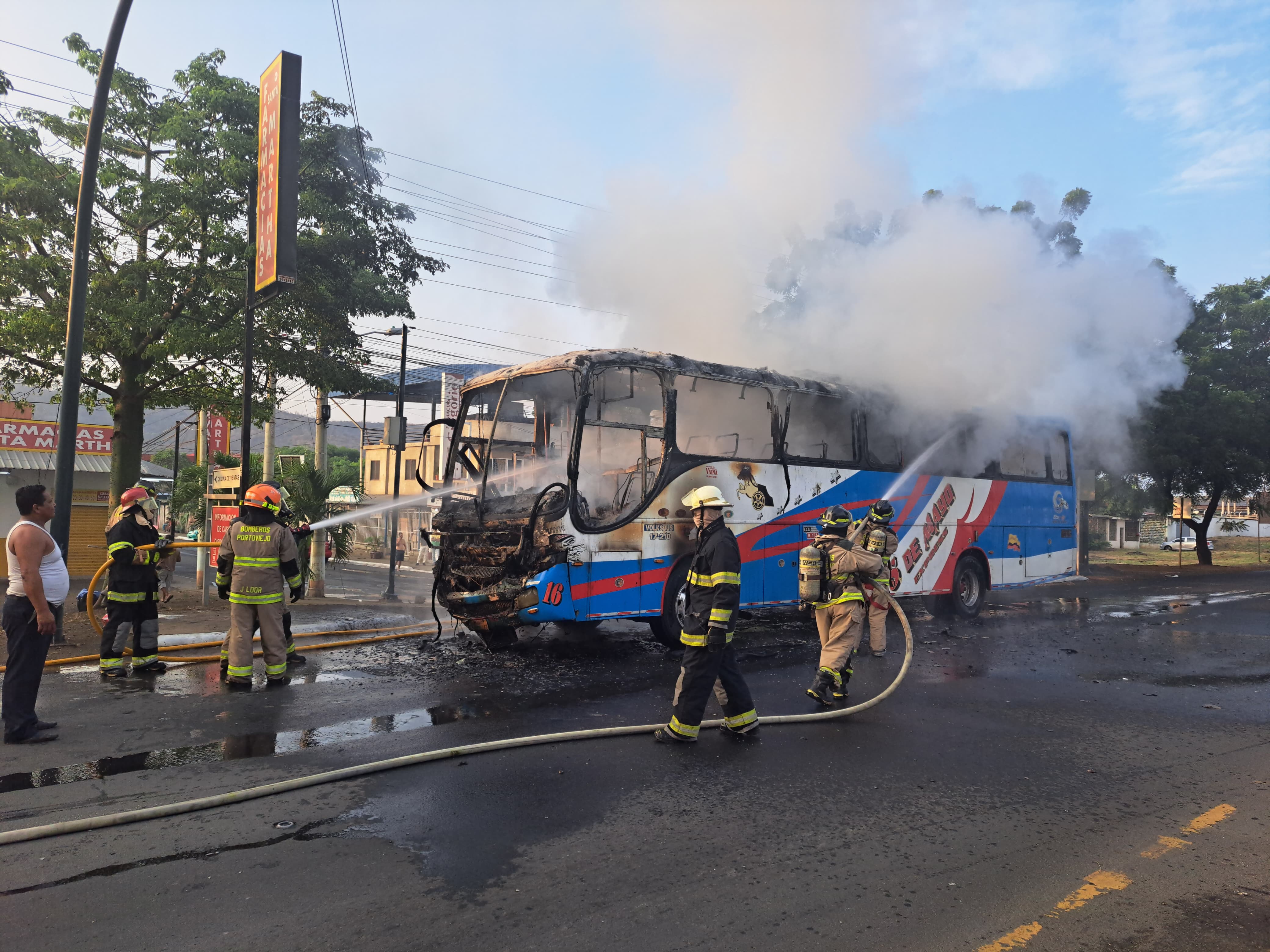 Un bus que iba con pasajeros se incendió en Portoviejo