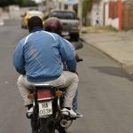 El Municipio de Manta busca retomar la ordenanza que regula la circulación de dos hombres en una misma motocicleta.