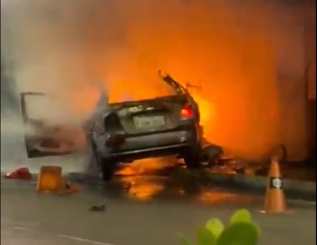 Un peculiar asalto que terminó con la explosión de un auto se registró en una discoteca en el norte de Guayaquil.
