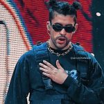 Bad Bunny, reconocido intérprete de reguetón y trap latino, ha sido denominado como el nuevo 'Rey del pop' por la revista Forbes.