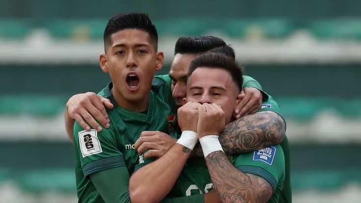 Bolivia vence 2-0 a Perú y logra su primera victoria en Eliminatorias