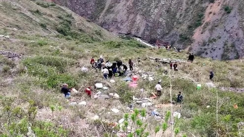 Al menos 20 muertos en Perú deja caída de bus a abismo de 300 metros