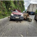 Cerrada al tránsito vehicular se encuentra la vía Alóag-Santo Domingo en el inicio del feriado por los Fieles Difuntos.