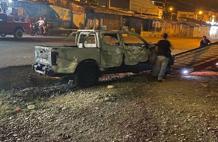 Dos policías de inteligencia de la Policía Nacional se salvaron de ser linchados por un grupo de delincuentes, en Ventanas.