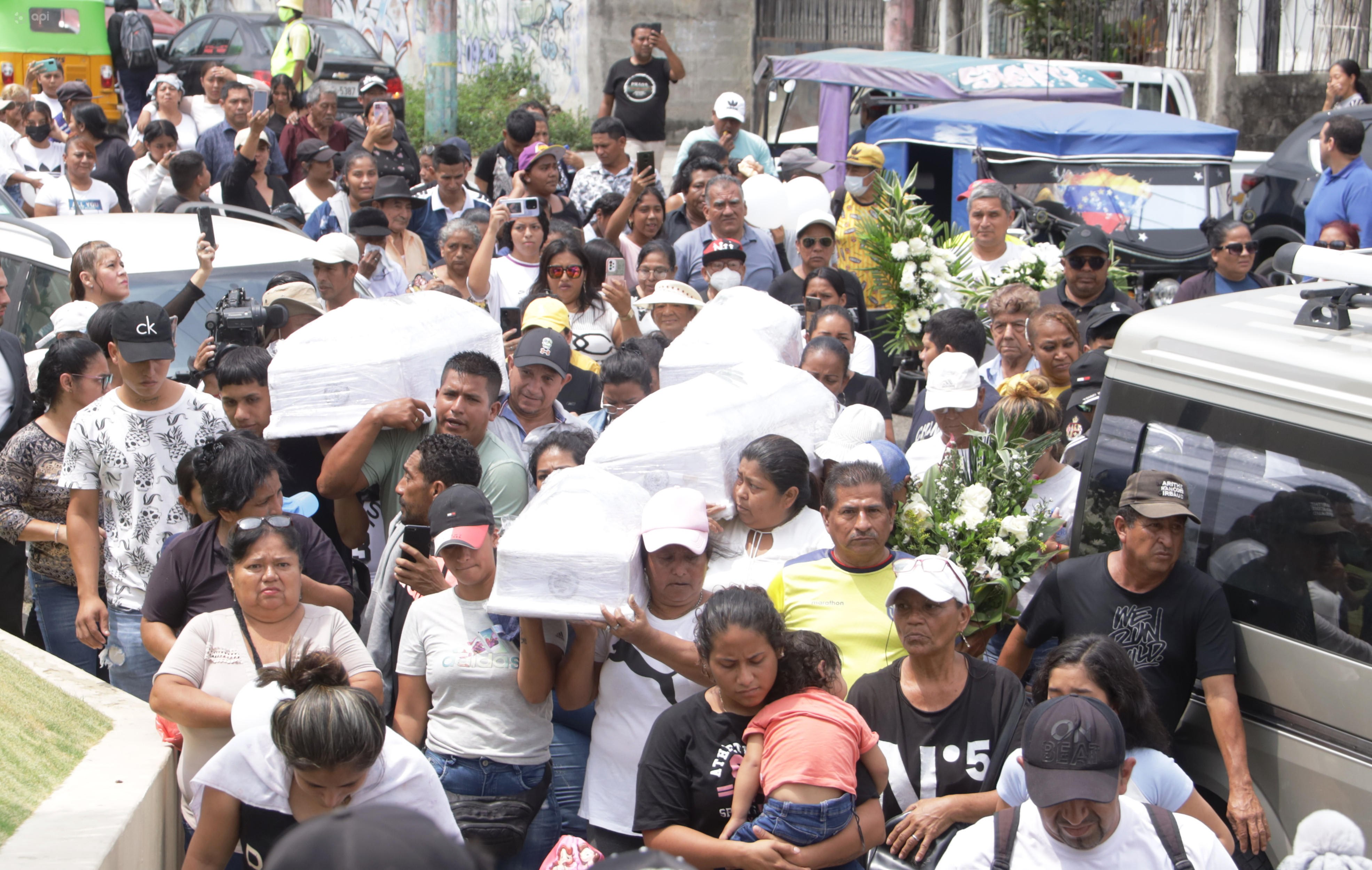 Se realizó el sepelio de los cuatro niños asesinados en el Guasmo Sur de Guayaquil