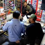 Tres delincuentes armados ingresaron a una tienda para asaltar al propietario del negocio y hasta a los clientes.
