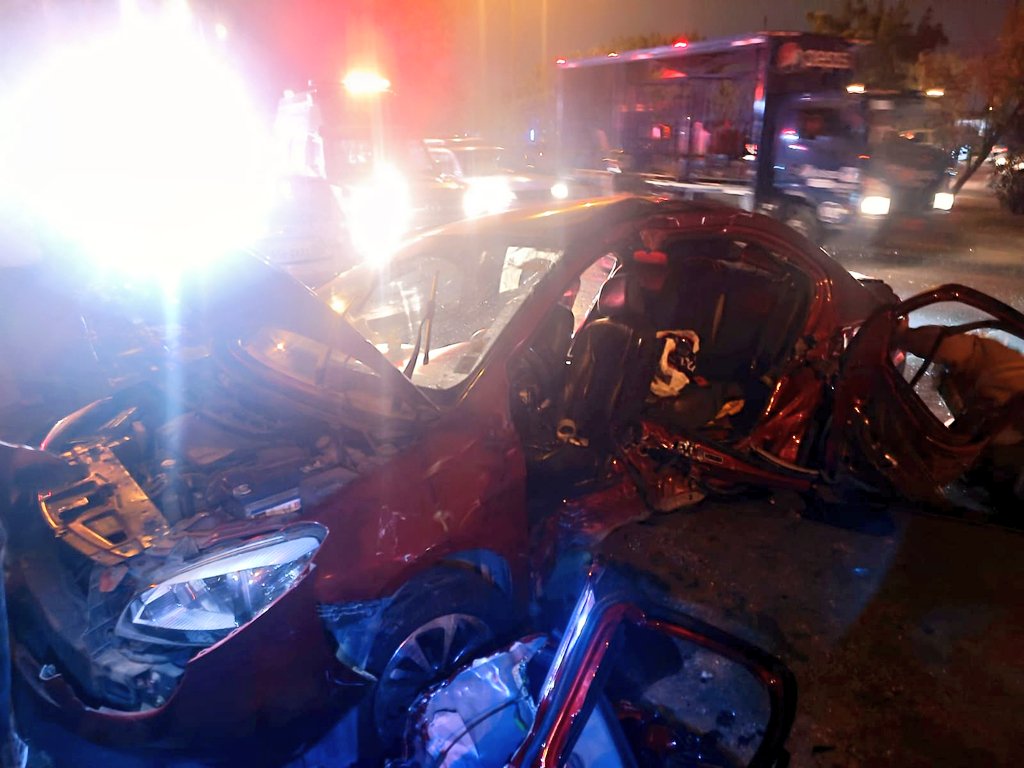 Dos vehículos terminaron destrozados luego que chocaran entre sí, en un tramo de la autopista Narcisa de Jesús.