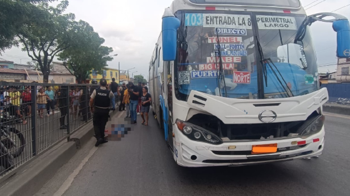Un presunto delincuente falleció tras el frustrado robo a los pasajeros de un bus urbano, en el sur de Guayaquil.