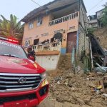 Un deslizamiento de tierra y piedras dejó como saldo dos personas fallecidas y al menos cinco heridos, en Esmeraldas.