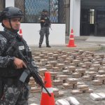 Dentro de una camioneta abandonada, a un costado de la vía, policías encontraron media tonelada de droga.