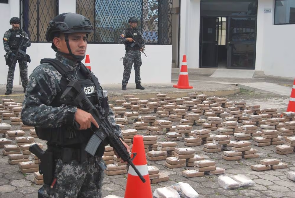 Dentro de una camioneta abandonada, a un costado de la vía, policías encontraron media tonelada de droga.